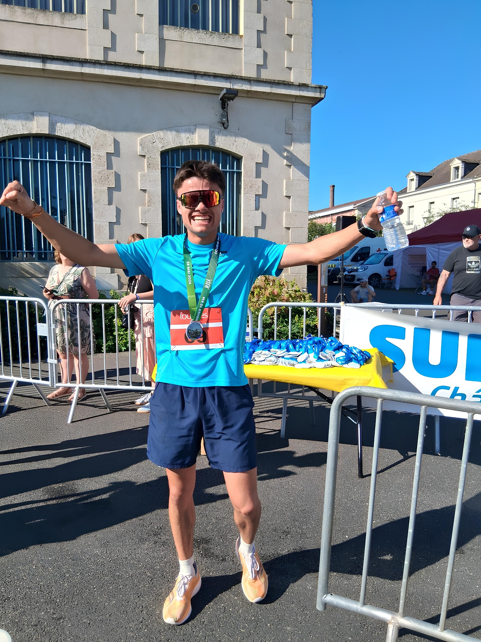 Alessandre célébrant une arrivée de course